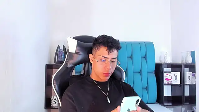 Snapshot of AlanNaughty chatting on 02.26.25 AlanNaughty online show from 02.26.25