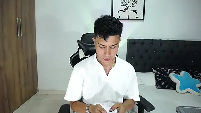 Snapshot of AlanNaughty chatting on 10.29.25 AlanNaughty online show from 10.29.25