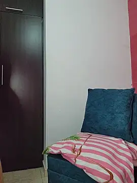 Snapshot of lissglow chatting on 11.25.25 lissglow online show from 11.25.25