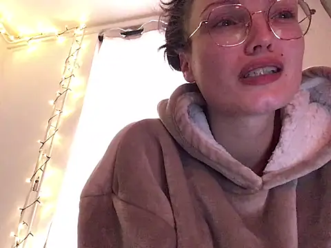 Snapshot of denisestar10 chatting on 02.05.25 denisestar10 online show from 02.05.25