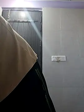 Snapshot of indianguy21 chatting on 12.05.25 indianguy21 online show from 12.05.25