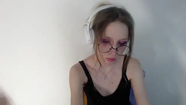 Snapshot of _Hanna_Moon_ chatting on 04.17.26 Hanna Moon online show from 04.17.26