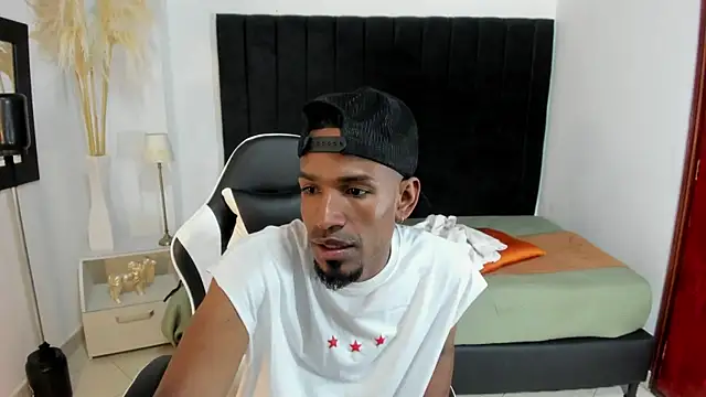 Snapshot of anhtony_wayans chatting on 11.08.25 anhtony wayans online show from 11.08.25