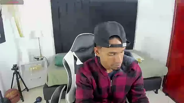 Snapshot of anhtony_wayans chatting on 12.03.25 anhtony wayans online show from 12.03.25