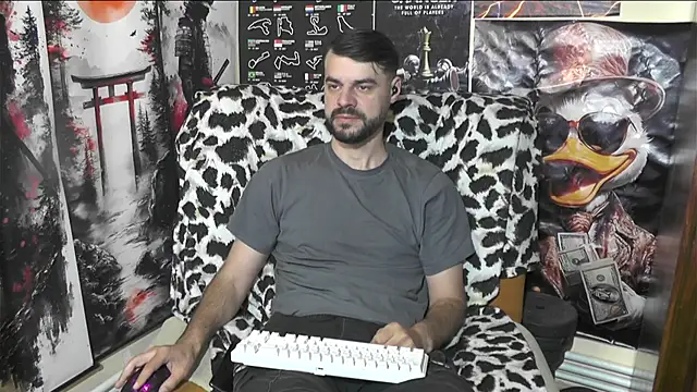 Snapshot of 00george chatting on 04.17.26 00george online show from 04.17.26