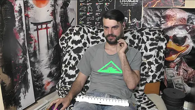 Snapshot of 00george chatting on 04.24.26 00george online show from 04.24.26