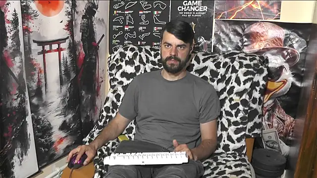 Snapshot of 00george chatting on 05.13.26 00george online show from 05.13.26