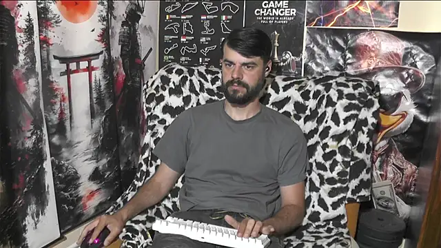 Snapshot of 00george chatting on 05.14.26 00george online show from 05.14.26