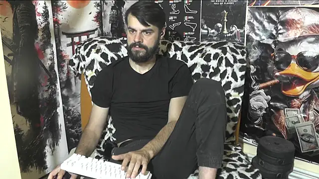 Snapshot of 00george chatting on 05.26.26 00george online show from 05.26.26