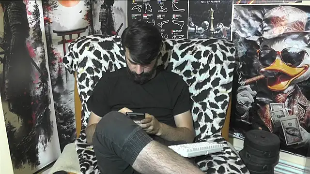 Snapshot of 00george chatting on 05.26.26 00george online show from 05.26.26