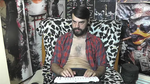 Snapshot of 00george chatting on 05.27.26 00george online show from 05.27.26
