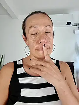 Snapshot of YOURSDEBORA chatting on 11.26.25 YOURSDEBORA online show from 11.26.25