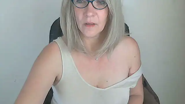 Snapshot of -K-- chatting on 11.28.25 -K-- online show from 11.28.25