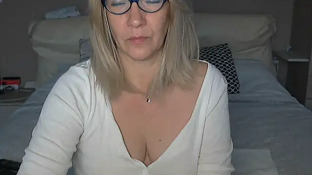 Snapshot of -K-- chatting on 12.04.25 -K-- online show from 12.04.25