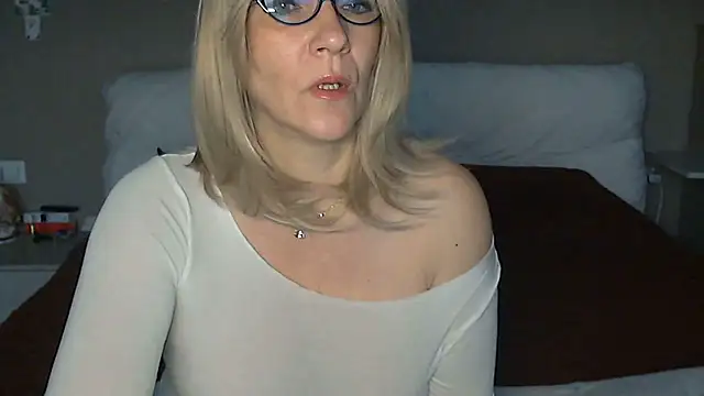 Snapshot of -K-- chatting on 01.09.26 -K-- online show from 01.09.26