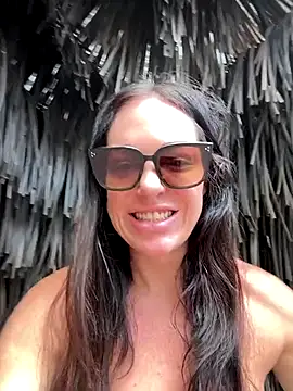 LilliThelo online show from 12.15.25