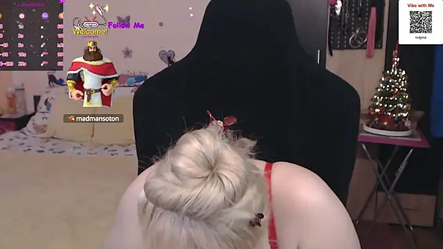 Snapshot of MissLexyGold chatting on 12.19.24 MissLexyGold online show from 12.19.24