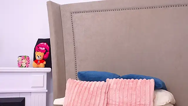 Snapshot of LexyRene chatting on 02.14.25 LexyRene online show from 02.14.25