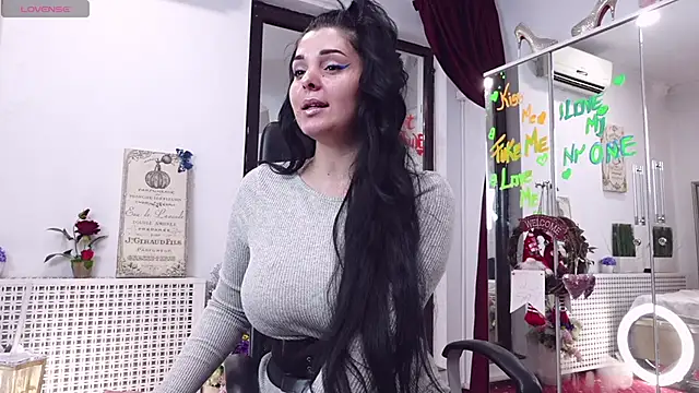 Snapshot of LexyRene chatting on 11.19.25 LexyRene online show from 11.19.25