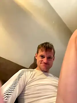 Snapshot of londonfuckwhore chatting on 10.27.25 londonfuckwhore online show from 10.27.25