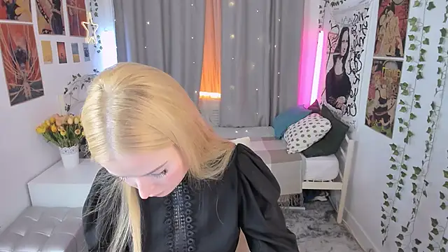 Laly Peach online show from 11.09.25