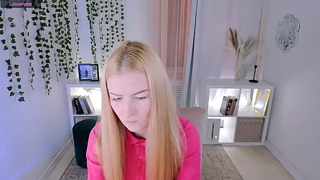 Laly Peach online show from 11.22.25