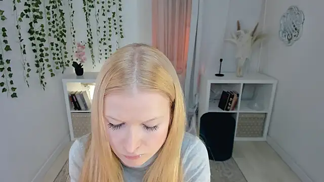 Laly Peach online show from 12.04.25