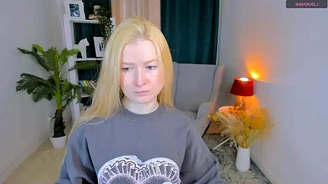 Laly Peach online show from 03.18.26