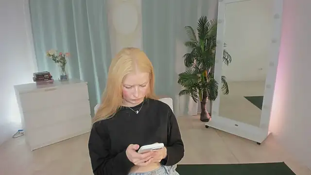 Snapshot of Laly_Peach chatting on 06.16.26 Laly Peach online show from 06.16.26