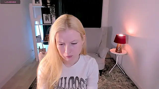 Snapshot of Laly_Peach chatting on 07.18.26 Laly Peach online show from 07.18.26