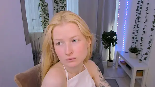 Snapshot of Laly_Peach chatting on 07.29.26 Laly Peach online show from 07.29.26
