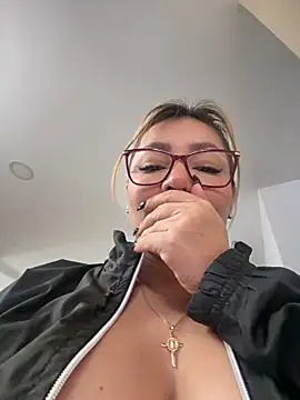 Snapshot of DIANITA_1988 chatting on 04.22.26 DIANITA 1988 online show from 04.22.26