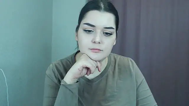 Snapshot of ohhhMie chatting on 12.18.24 ohhhMie online show from 12.18.24