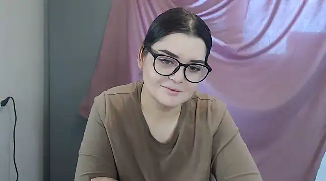 Snapshot of ohhhMie chatting on 02.11.25 ohhhMie online show from 02.11.25