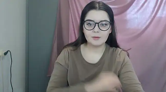 Snapshot of ohhhMie chatting on 02.15.25 ohhhMie online show from 02.15.25