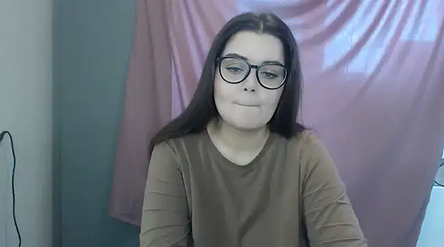 Snapshot of ohhhMie chatting on 02.16.25 ohhhMie online show from 02.16.25