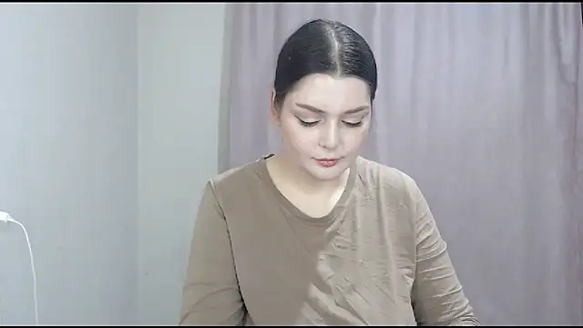 Snapshot of ohhhMie chatting on 11.30.25 ohhhMie online show from 11.30.25