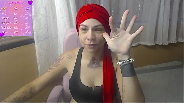 Snapshot of moon_cat85 chatting on 06.16.26 moon cat85 online show from 06.16.26