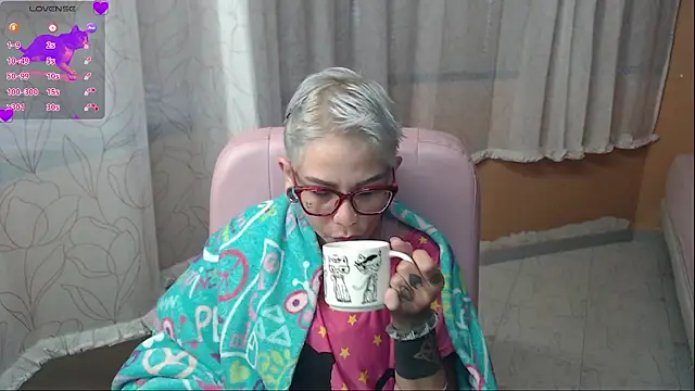 Snapshot of moon_cat85 chatting on 06.20.26 moon cat85 online show from 06.20.26