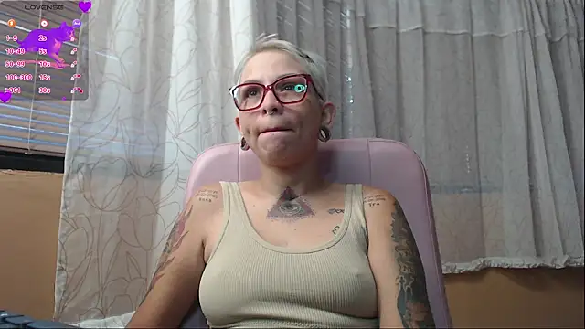 Snapshot of moon_cat85 chatting on 06.23.26 moon cat85 online show from 06.23.26