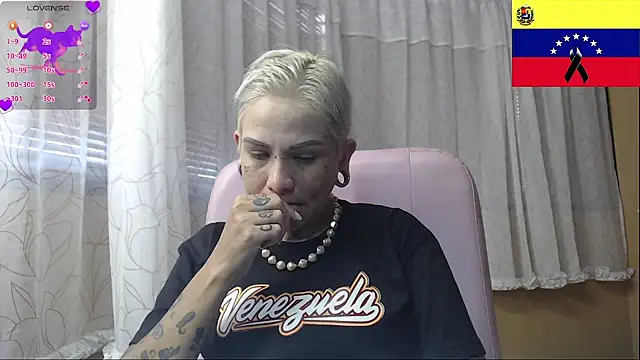 Snapshot of moon_cat85 chatting on 06.26.26 moon cat85 online show from 06.26.26