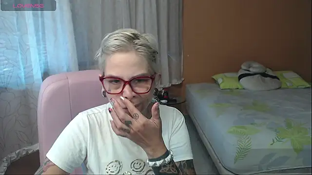 Snapshot of moon_cat85 chatting on 07.17.26 moon cat85 online show from 07.17.26