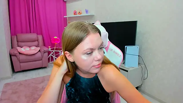 Strawberrye online show from 02.12.26