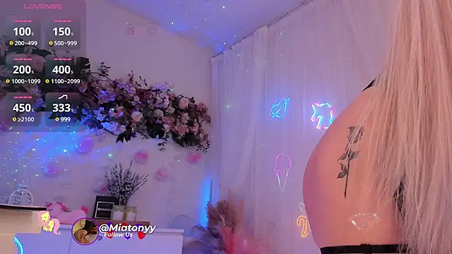 Mia Mi  online show from 02.25.25