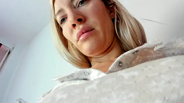 Snapshot of suuzykiss chatting on 02.11.25 suuzykiss online show from 02.11.25