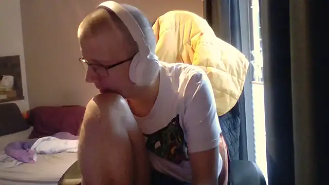 Snapshot of David250692 chatting on 11.24.25 David250692 online show from 11.24.25