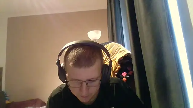 Snapshot of David250692 chatting on 12.19.25 David250692 online show from 12.19.25