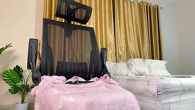 Snapshot of KatnessHot chatting on 01.04.25 KatnessHot online show from 01.04.25