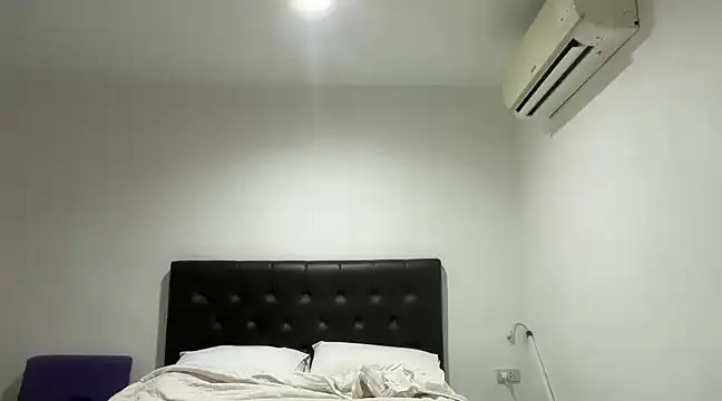 Snapshot of CamCrestXXX chatting on 01.02.25 CamCrestXXX online show from 01.02.25