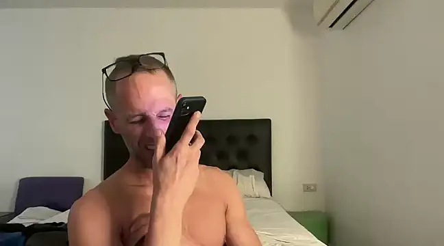 Snapshot of CamCrestXXX chatting on 01.05.25 CamCrestXXX online show from 01.05.25